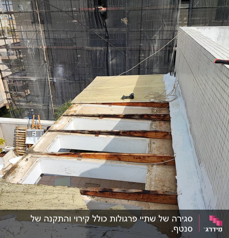 עבודות תיקון גג עץ עם כלים וחומרים